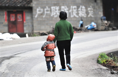 3月22日，云南省丘北縣平龍村，朱林澤被奶奶拉著回家。他在佳佳幼兒園上中班，是19日毒鼠強中毒案中32名被緊急送醫(yī)孩子之一。