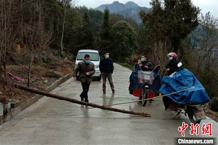 該村在村組間設(shè)立了18個防控卡點。長陽宣傳部 供圖