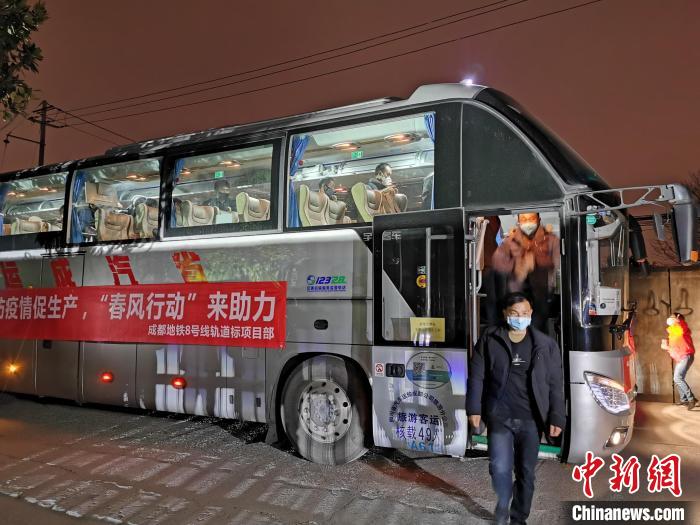 專車將工人直接運抵工地。成都地鐵供圖