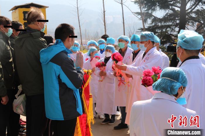 圖為醫(yī)生為康復患者送花。昆明市第三人民醫(yī)院供圖