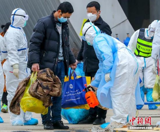 3月1日，武漢客廳方艙醫(yī)院132人出院，是迄今為止武漢客廳方艙醫(yī)院最大規(guī)模出院。據(jù)悉，武漢客廳方艙醫(yī)院已累計收治患者1760名，當天出院完畢后，累計出院587人。圖為醫(yī)務人員為出院患者進行消殺。中新社記者 張暢 攝